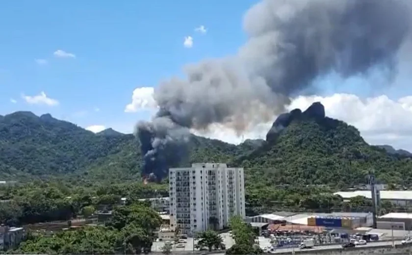 Incêndio atinge cidade cenográfica de novela da Globo, no Rio de Janeiro