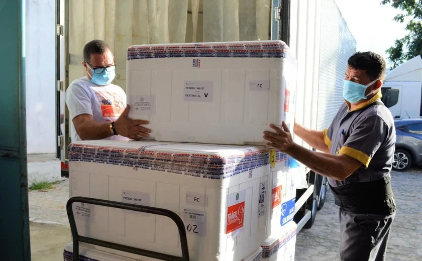 Alagoas recebe 72.990 doses de vacinas contra a Covid-19 nesta terça