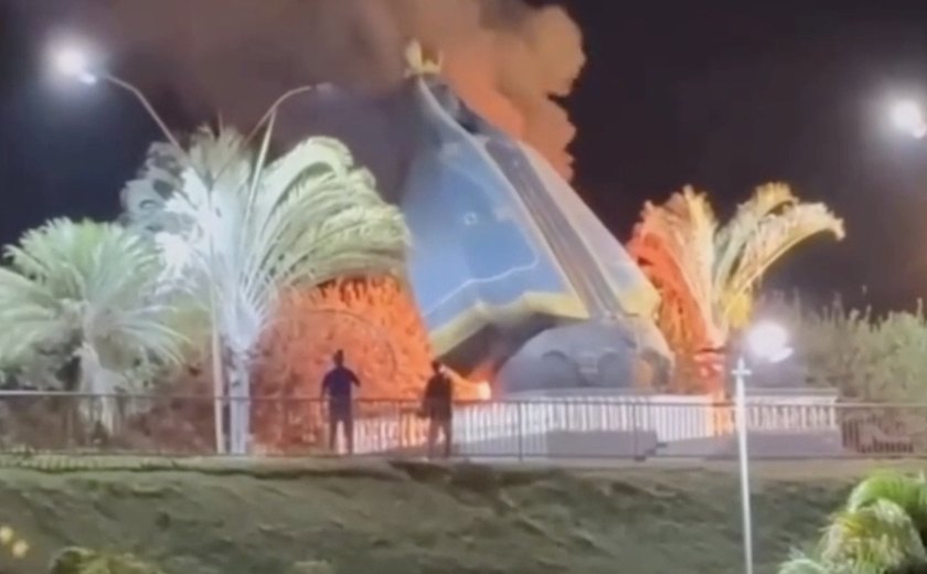 Monumento de Nossa Senhora Aparecida de 10 metros é incendiado em Nerópolis (GO)