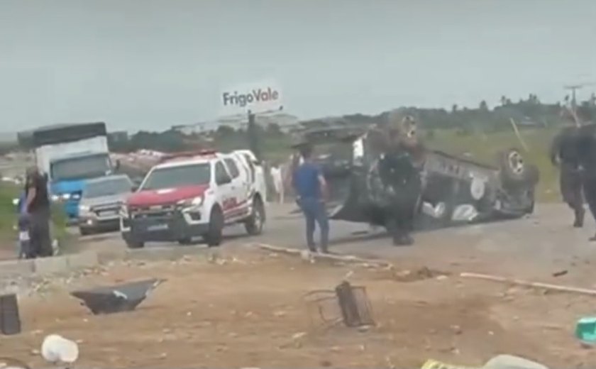 Viatura da PM capota após colisão em Arapiraca; dois feridos