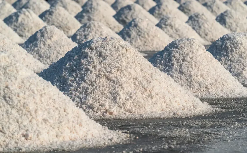 O que é o sal-gema e por que sua extração gerou problemas em Maceió?