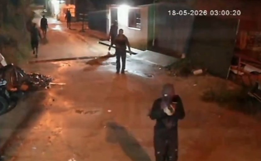 Câmera flagra seis criminosos armados no Benedito Bentes, em Maceió