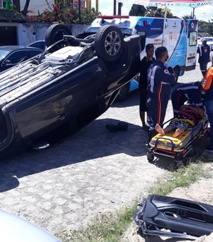 Idosa fica ferida após capotamento de caminhonete em Maceió