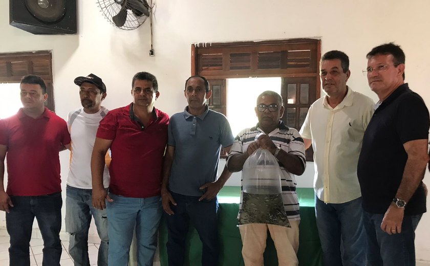 Prefeitura de Branquinha incentiva piscicultura com entrega de alevinos a pequenos produtores