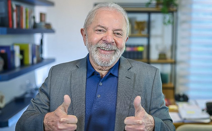 Lula promete manter o Auxílio Brasil em R$ 600, mas afirma que Bolsonaro 'passa por cima das regras' e usa o benefício com fins eleitorais