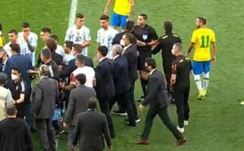 Anvisa invade campo e interrompe Brasil x Argentina para tirar argentinos que vieram da Inglaterra