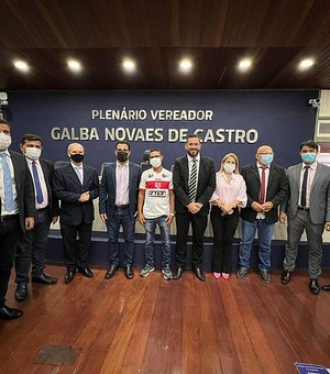 Após salvar idosa, mototaxista é homenageado na Câmara Municipal de Maceió