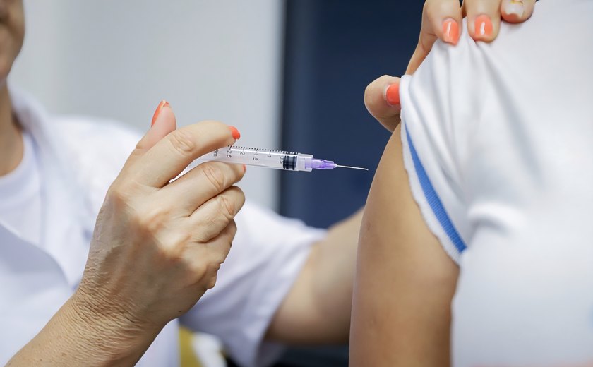 Maceió realiza vacinação de bloqueio após casos de meningite