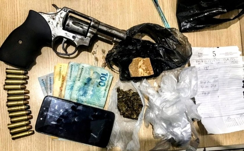 Policiais apreendem duas mochilas com 32 tabletes de maconha prensada