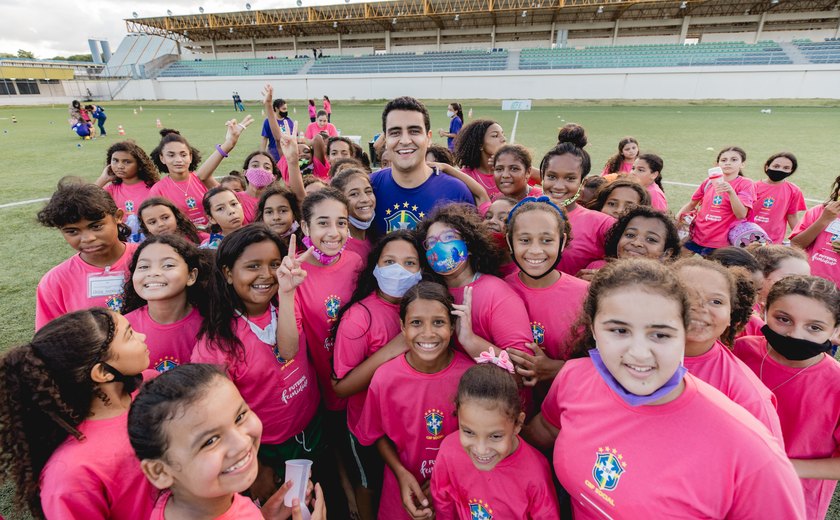 Prefeito JHC prestigia alunas da rede municipal no evento de futebol CBF Socia