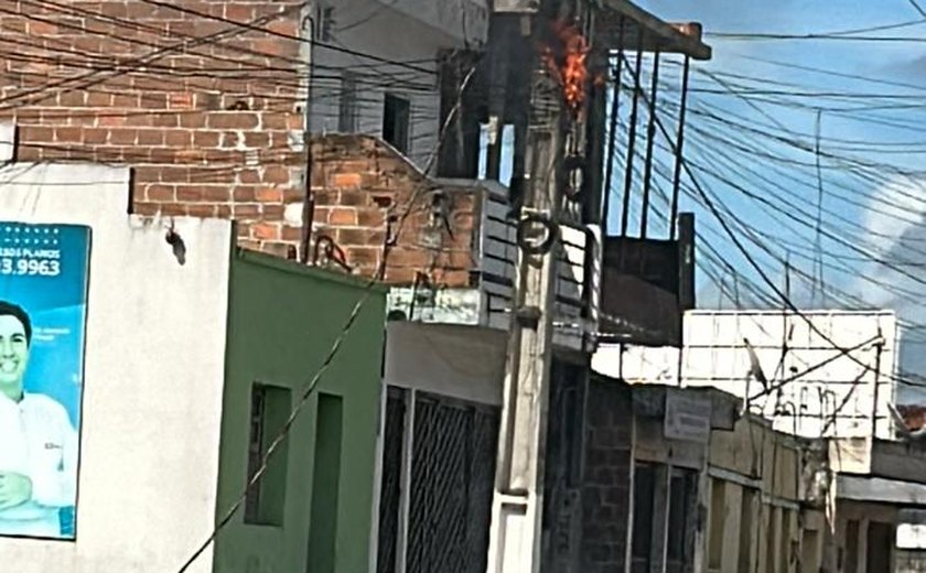 Após curto, poste incendia e trânsito é desviado da Rua Juvenal Mendonça