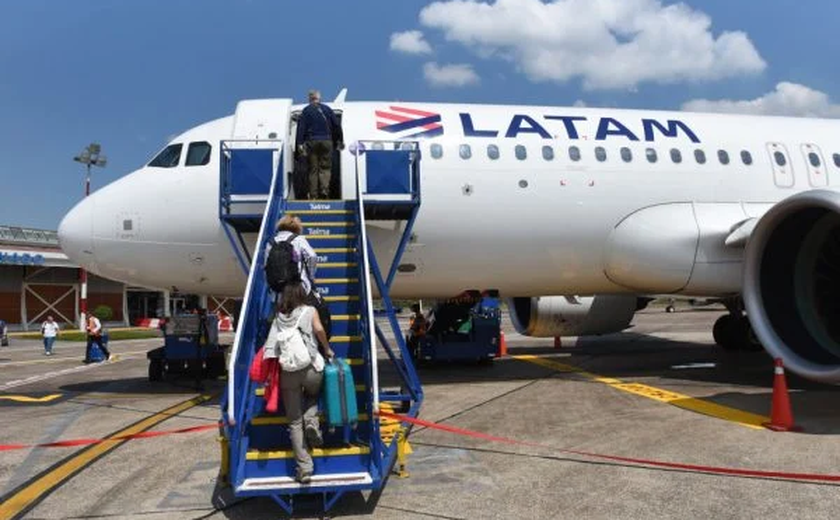 Menino de 9 anos entra escondido em avião e viaja só de Manaus até SP