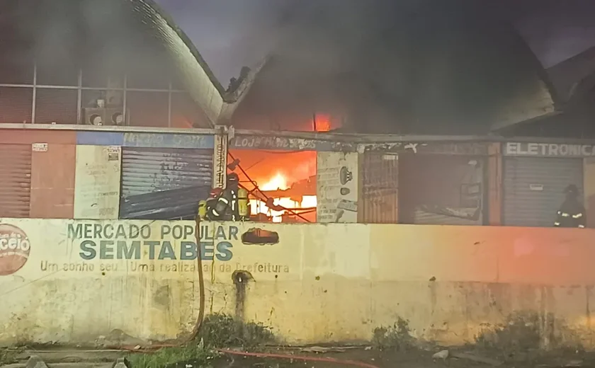 Incêndio destrói lojas no Mercado da Produção, em Maceió