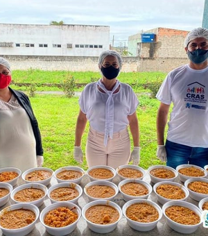 Prefeitura e secretária de Assistência Social de Ibateguara entregam Marmitas de canja