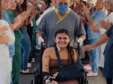 Jovem que teve mãos decepadas recebe alta e é aplaudida no hospital
