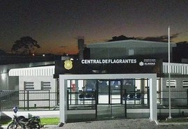 Mulher é empurrada de carro em movimento durante briga com marido em Maceió