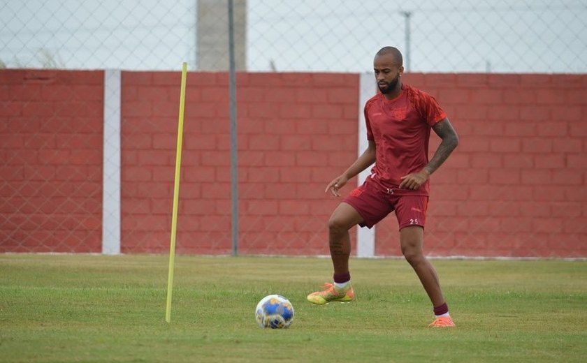 Vivendo momento ruim dentro de casa, Wesley trata duelo do CRB com o Sampaio como final