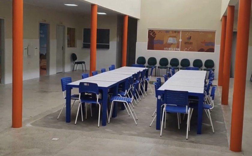 Prefeito Júnior Menezes inaugura reforma da Escola Filomena Medeiros e promete padrão para próximas obras