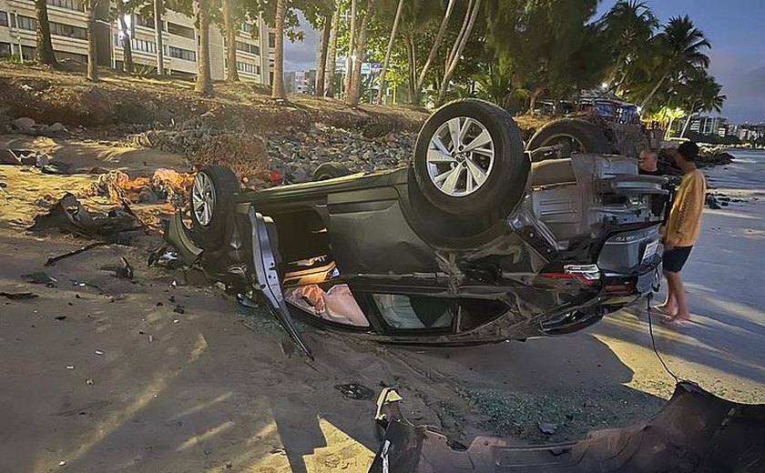 Veículo capota em avenida da orla de Maceió e vai parar na faixa de areia da praia