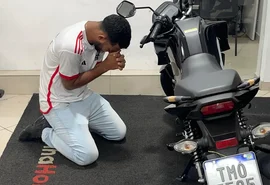 Da fé nasce a conquista: jovem se emociona ao realizar sonho e agradece a Deus de joelhos