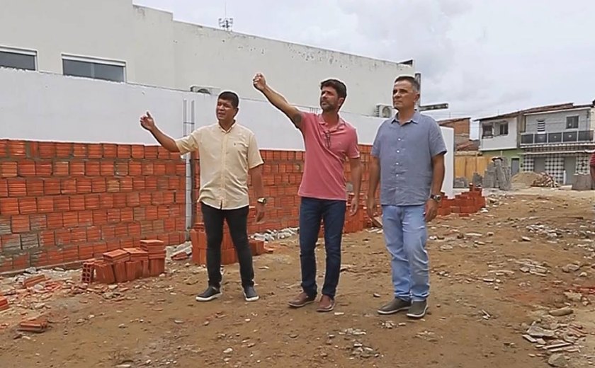 Kil, Júnior Menezes e Nenzinha acompanham ampliação de escola e praça no Alto do Cruzeiro