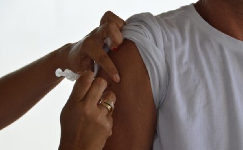 Pessoas com 50 anos ou mais e profissionais da saúde já podem tomar a 4ª dose contra a Covid em Alagoas