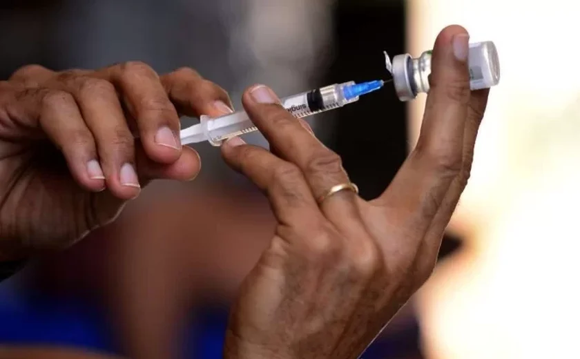 Baixa adesão à 3ª dose da vacina contra a covid preocupa especialistas