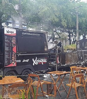 Incêndio atinge food trucks e causa destruição na antiga Amélia Rosa