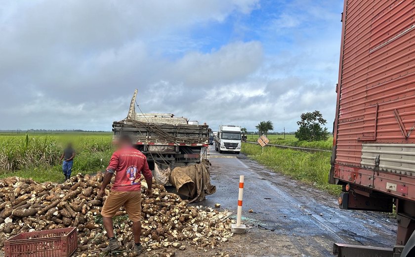 Trecho da BR-101 é interditado após caminhão tombar na pista