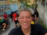 Youtuber grego filma feira de drogas a céu aberto em favela do Rio