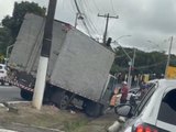 Caminhão sai da pista e termina no acostamento em Maceió