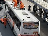 Mulher cai em cima de ônibus após se jogar de passarela em Maceió