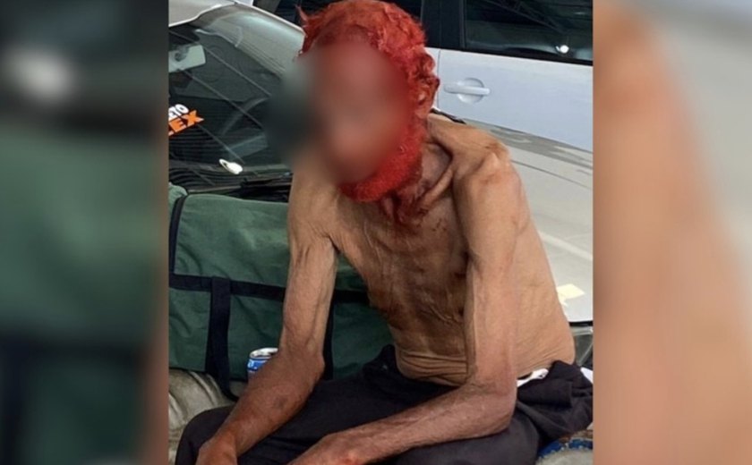 Idoso de 83 anos em situação de rua tem cabelo e barba tingidos de vermelho por empresário