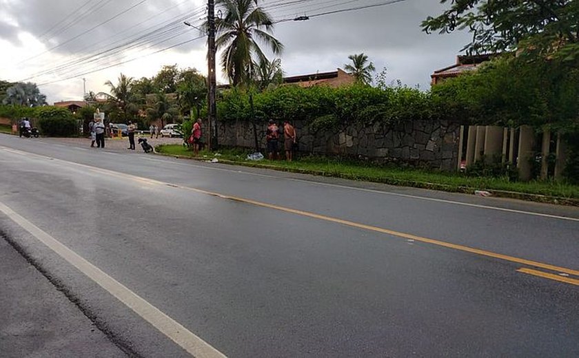 Mulher morre ao cair de moto e bater em poste