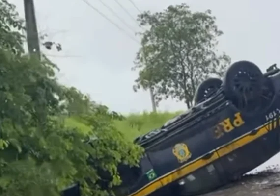 Viatura da PRF capota durante chuva forte na BR-101 em Teotônio Vilela