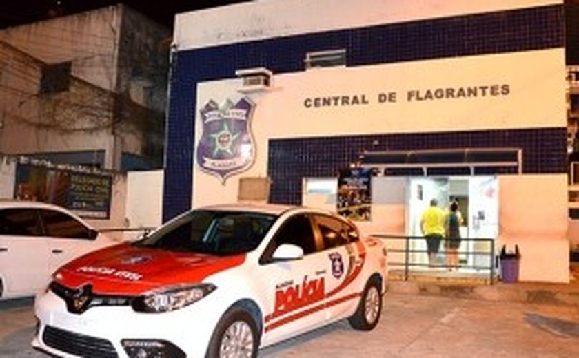 Homem arrasta mulher pelos cabelos e é preso no Village, em Maceió