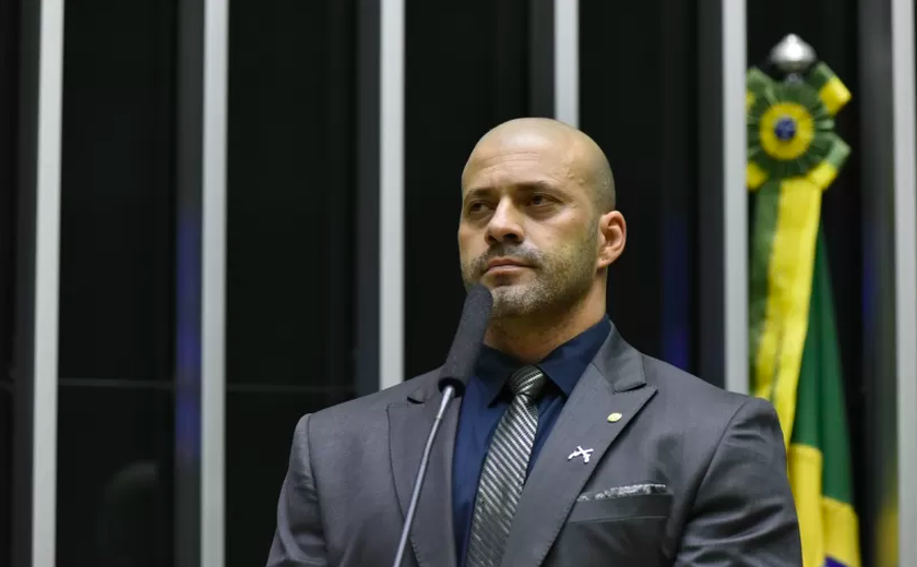 Silveira e Eduardo Bolsonaro são barrados e não entram no plenário do STF