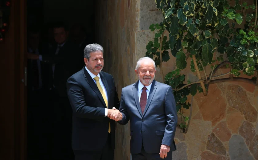 Arthur Lira se dispõe a passar a faixa presidencial para Lula