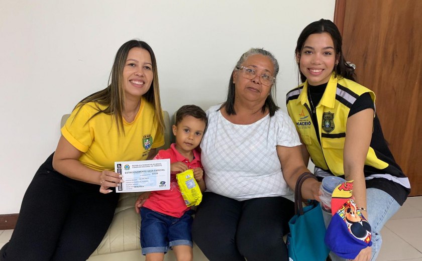 Em Maceió, pessoas com autismo recebem credenciais de estacionamento para vagas especiais