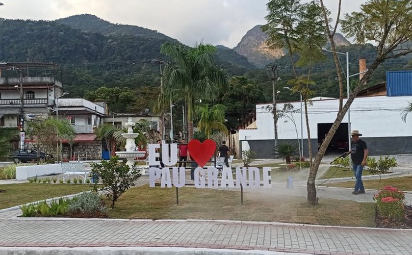 'Eu ❤️ Pau Grande': distrito onde nasceu Garrincha viraliza após instalação de letreiro em praça