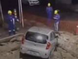 Carro invade obra na Avenida Pilar após atropelar pedestre