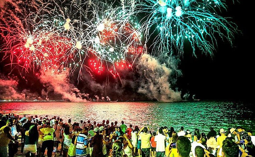 Sem festa, Prefeitura confirma queima de fogos em sete pontos de Maceió no Réveillon