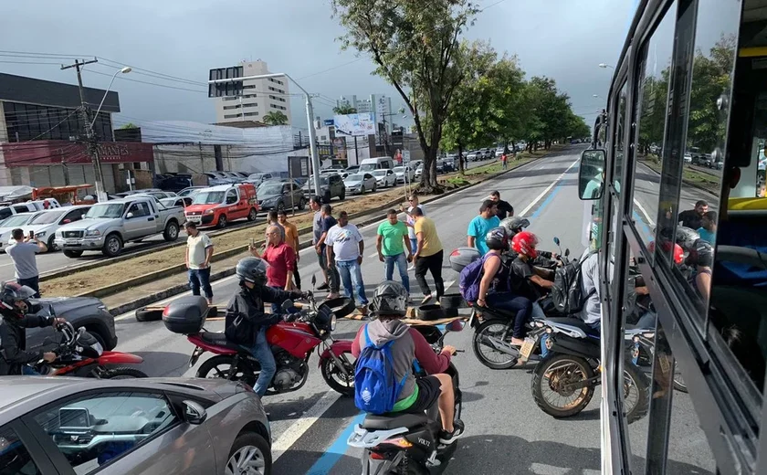 Avenida Fernandes Lima é fechada por motoristas de aplicativo após morte de colega de trabalho