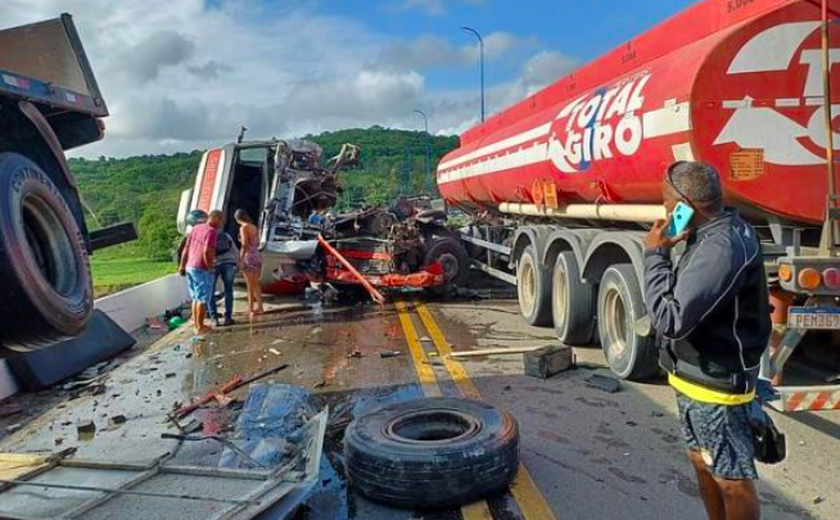 Acidente entre duas carretas deixa um ferido e trânsito interditado em Satuba