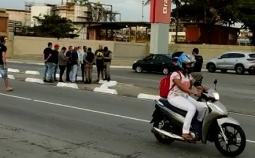 Moradores fecham sede da Braskem e acampam em protesto por agilidade nas indenizações