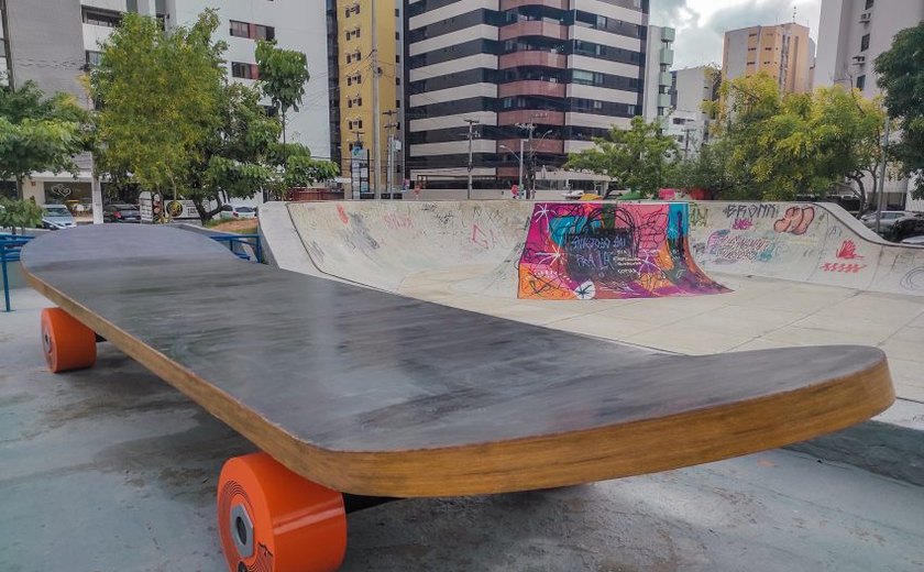 Skate gigante de 8 metros é instalado na Praça do Skate em Maceió