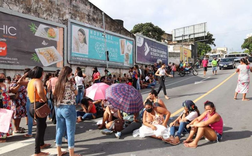 Familiares de detentos realizam protesto em Maceió