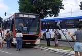 Motorista passa mal, ônibus invade calçada e atinge poste em Maceió; não há feridos