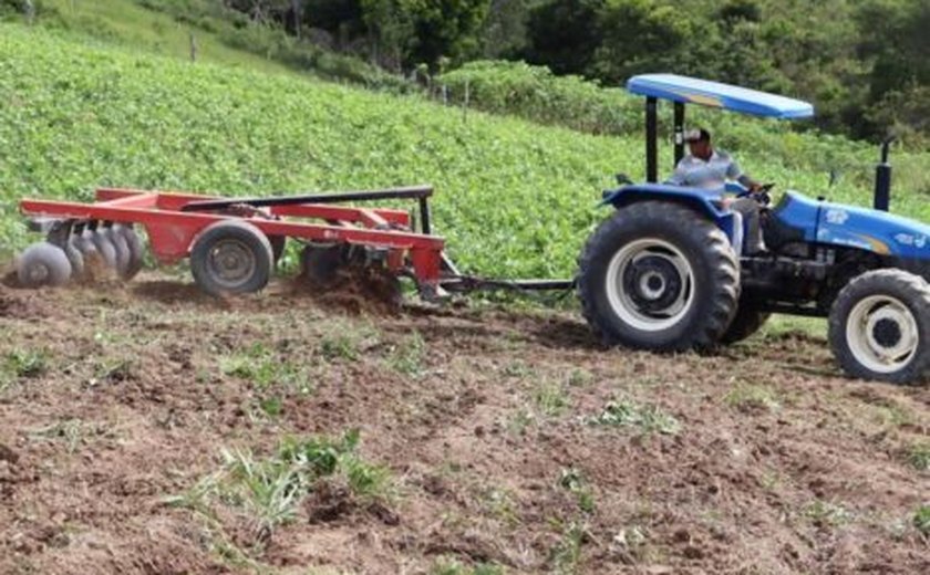 Prefeitura de Santana do Mundaú disponibiliza maquinário para homens do campo