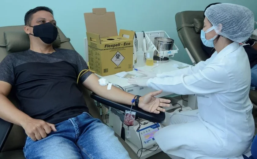 Hemoal promove campanha de doação de sangue e distribui brindes aos voluntários